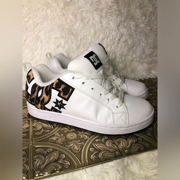 DC Women's Court Graffik Sneakers - White size 5 - Picture 2 of 16